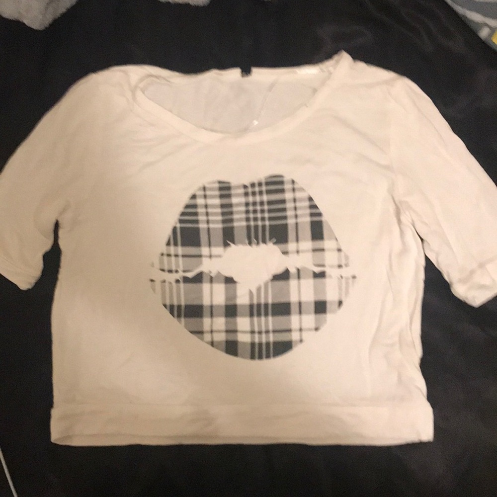 White crop top with plaid lips